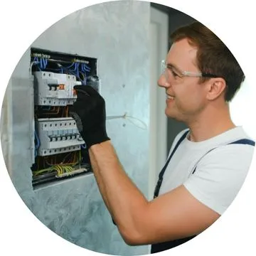 Eletricista 24 horas em São Paulo SP realizando manutenção em quadro elétrico