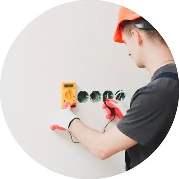Eletricista profissional em São Paulo SP realizando instalação elétrica